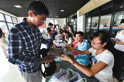 8月23日，清華大學新生在辦理入學手續(xù)。