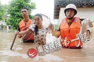 長壽區(qū)，消防官兵搜救被困群眾。
