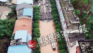 昨下午六點半，統(tǒng)景鎮(zhèn)上許多街道被淹，此時水位還在上漲。(重慶晚報航拍圖片)
