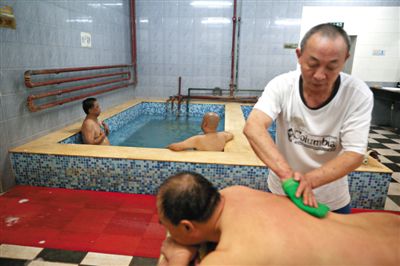 客人在搓澡。近日，百年歷史的鑫園浴池宣布將關(guān)張。新京報(bào)記者