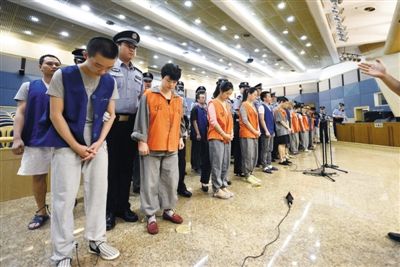 庭審現(xiàn)場。昨日，26名跨國電信詐騙嫌疑人在市一中院受審。