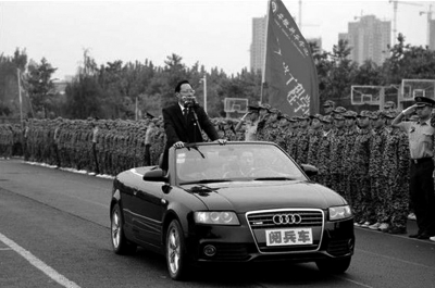 安徽新華學院院長乘敞篷車“閱兵”場面。網(wǎng)絡(luò)截圖