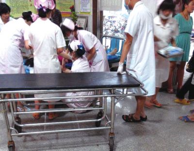 9月22日，在湖南省醴陵市第二醫(yī)院，爆炸事故傷員在接受救治（手機拍攝）。新華社發(fā)