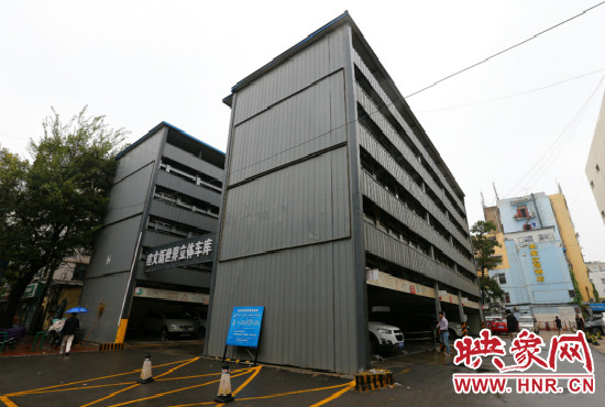 目前，市區(qū)內(nèi)的停車(chē)場(chǎng)數(shù)量還不能滿(mǎn)足廣大市民的需求。