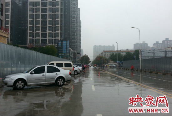 由于停車(chē)場(chǎng)分配不均，廣大私家車(chē)主選擇將車(chē)停在路邊。