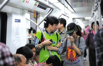 地鐵14號(hào)線，一名乘客正在車廂內(nèi)飲食。