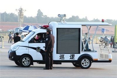國慶節(jié)將至，昨日，天安門廣場增設(shè)新型巡邏車。該車配有遠(yuǎn)射燈、顯示大屏、車頂攝像頭等設(shè)備。圖/CFP