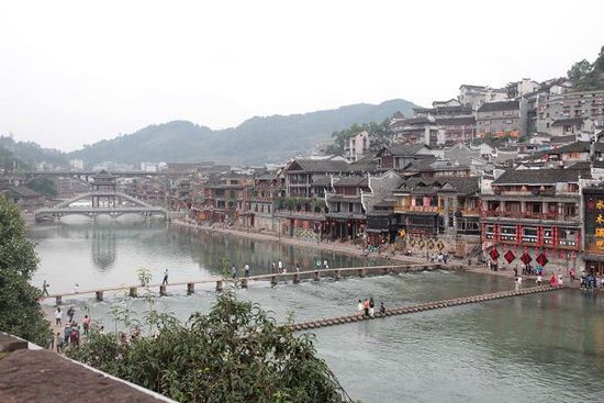 鳳凰古城以被吐槽七次高居最想吐槽榜榜首，而這七次吐槽全部來自在鳳凰古城隨機(jī)采訪的10名游客中。