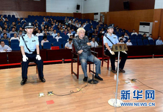 9月29日，方廣云在庭審現(xiàn)場(chǎng)。當(dāng)日，“合肥房叔”腐敗窩案核心人物方廣云在安徽省廬江縣出庭受審。 新華社記者 郭晨 攝