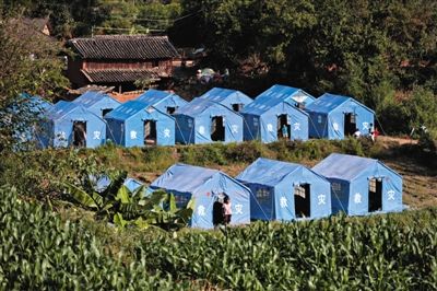 　昨日，云南省景谷縣永平鎮(zhèn)芒費村地震中70受損戶，部分村民安置在帳篷里。
