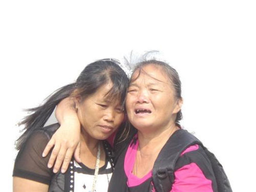 見到救命恩人魏冬桂（左），沈愛蘭十分激動(dòng)
