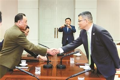 10月15日，韓國(guó)國(guó)防部國(guó)防政策室室長(zhǎng)柳濟(jì)升和朝鮮人民武裝力量部偵查總局局長(zhǎng)金英哲分別率團(tuán)出席板門店