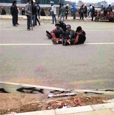 14日，沖突現(xiàn)場，幾名頭戴鋼盔的人被捆綁著。圖/東方IC