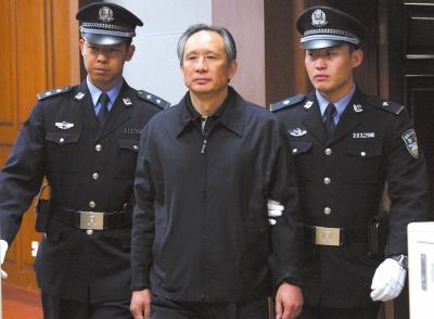 昨天，被告人張曙光在法庭上聽(tīng)取宣判。新華社發(fā)