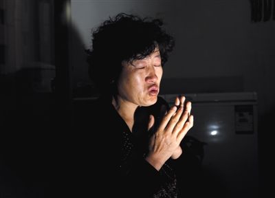 昨日,呼格吉勒圖的媽媽尚愛云在內(nèi)蒙古呼市家中講述這些年來的上訪經(jīng)歷。本版圖片/新京報(bào)記者 郭鐵流