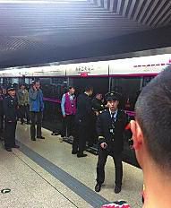 昨日18時57分，北京地鐵5號線惠新西街南口一女子遭遇不幸。昨晚9時記者在中日友好醫(yī)院發(fā)現(xiàn)女子已不幸身亡，女子遇險是被夾在安全門和地鐵門中間，列車啟動后掉下站臺。