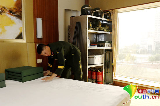 　11月7日，一名武警官兵在APEC駐地中國(guó)大飯店的房間內(nèi)整理內(nèi)務(wù)。