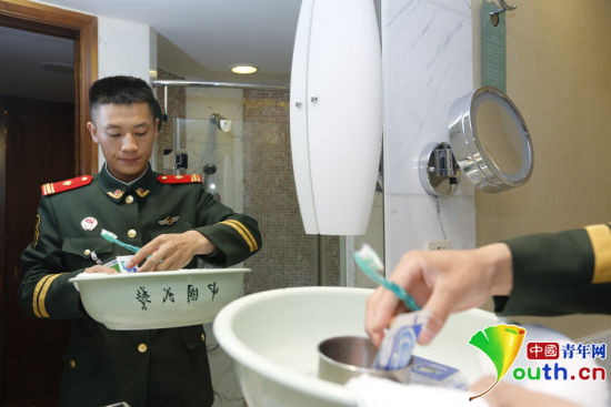 駐守APEC駐地中國(guó)大飯店的武警官兵將自己平時(shí)使用的臉盆、毛巾等帶到酒店房間。