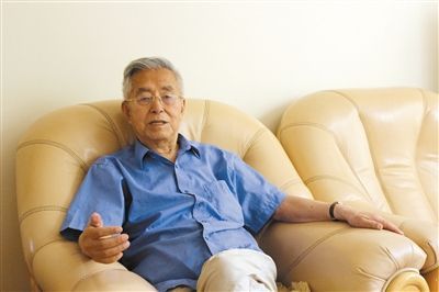 楊維駿 歷任云南省政協(xié)副主席等職。89歲高齡的楊維駿為12名失地農(nóng)民代表開道，到云南省政協(xié)反映問題。