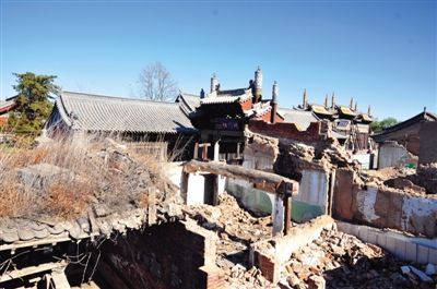 大同市文廟附近開發(fā)的一片仿古四合院，附近基礎設施建設已停工，周圍都是廢墟。