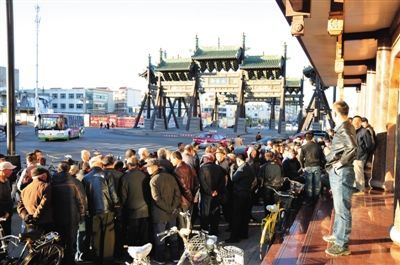 11月3日，大同市四牌樓附近，耿彥波“粉絲團”在聚眾討論。