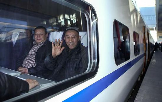 11月16日，旅客乘坐從烏魯木齊南站首發(fā)的D8602次列車。