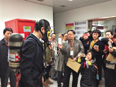 昨天，地鐵4號線北京南站站，地鐵工作人員為人大代表演示應(yīng)急氧氣瓶佩戴方式。新京報記者