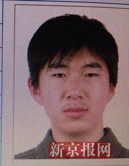 犯罪嫌疑人李小龍，27歲，唐山樂(lè)亭人。村干部說(shuō)李小龍經(jīng)常把自己關(guān)在家里