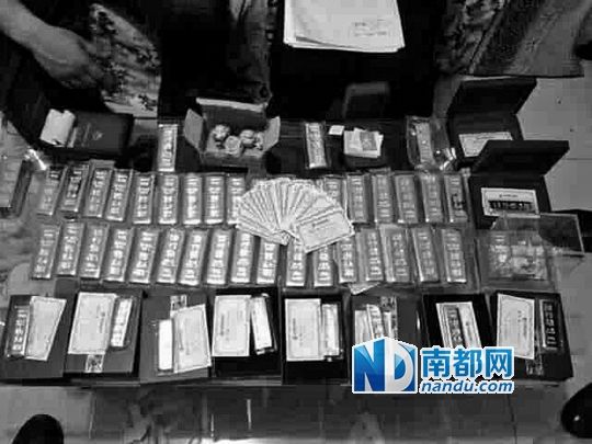 　馬超群家中金條清點(diǎn)現(xiàn)場(chǎng)。