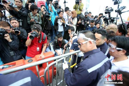 11月18日上午，香港法庭頒令執(zhí)達(dá)主任展開清除在金鐘中信大廈外的障礙物，先后清理了龍匯道上的鐵馬，警