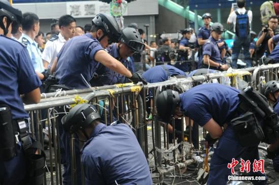 11月26日，香港法庭執(zhí)達(dá)主任在旺角彌敦道執(zhí)行禁制令，清除非法障礙物，后因受阻而要求警方協(xié)助執(zhí)行。