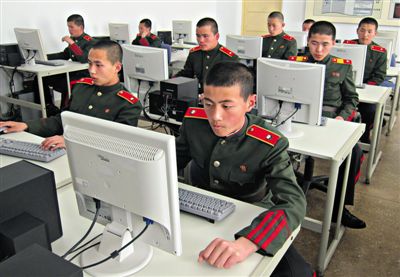 2013年4月18日，朝鮮平壤，士兵學(xué)習(xí)使用電腦。