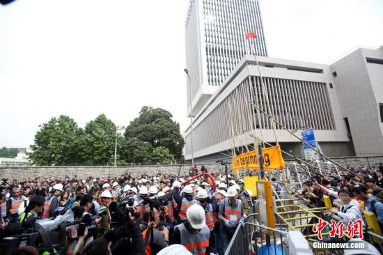 12月11日上午，香港非法“占領(lǐng)區(qū)”清除障礙物。