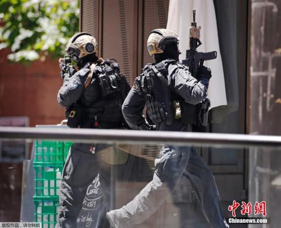 目前咖啡館已經(jīng)關(guān)閉，警方，包括全副武裝的特警隊已經(jīng)將咖啡館包圍。