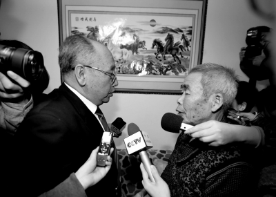 15日，內(nèi)蒙古高院副院長(zhǎng)趙建平（左）帶隊(duì)向呼格吉勒?qǐng)D父母送達(dá)再審法律文書。