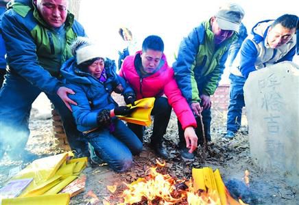 昨日，呼格吉勒圖的父母揣著無罪判決書的復(fù)印件來到兒子墳前祭奠?！?新華社