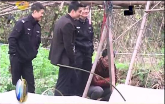 一個(gè)見習(xí)警官，一個(gè)二級(jí)警司，和一個(gè)便衣人員站在菜地里笑。
