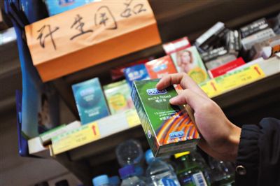 清苑路“世紀華聯(lián)超市清友園店”的貨架上，擺放著購自網(wǎng)店的“高仿”避孕套。