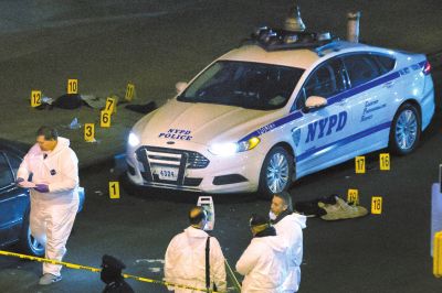 美國紐約兩名警察20日在巡邏車內(nèi)突遭槍擊身亡。紐約警察局長威廉·布拉頓說，槍手行兇后跑入附近一座地鐵站飲彈自盡，沒有跡象顯示這起血案與恐怖主義有關(guān)聯(lián)。