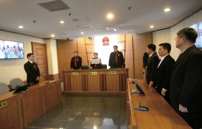 昨日，鄒恒甫及北大有關(guān)負責(zé)人并未到庭，圖為法官正在進行宣判。