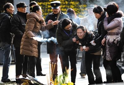 昨日，上海，外灘踩踏事件遇難者家屬來到事發(fā)地獻(xiàn)花祭奠。