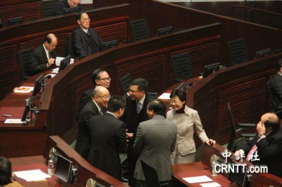 答問大會之前，港府司局長等高官聚談（中評社 鄧冠英攝）