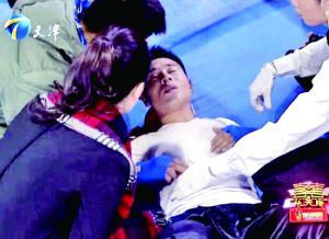 天津衛(wèi)視一檔明星真人秀娛樂(lè)節(jié)目中，海南省武術(shù)協(xié)會(huì)副秘書(shū)長(zhǎng)楊成章被打倒在地，表情痛苦。