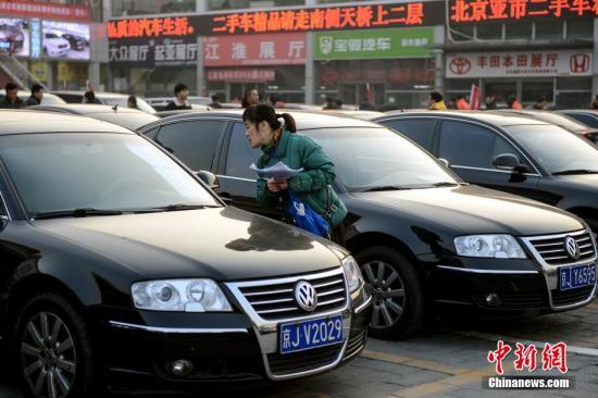 1月23日，北京亞運(yùn)村汽車交易市場中拓拍賣停車場上人頭攢動。