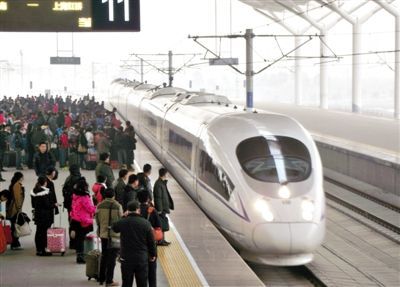 　2014年1月3日，江蘇徐州，旅客在等候乘坐京滬高鐵和諧號動車組列車。圖/CFP