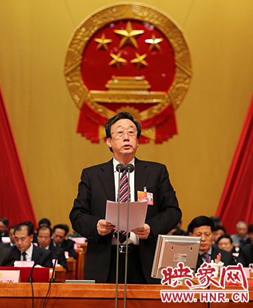 在表決通過各項決議后，省委書記、省人大常委會主任郭庚茂作出講話