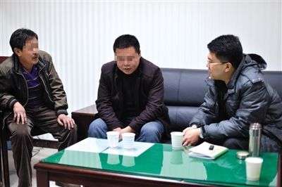 1月7日，陜西省榆林市，國家信訪局第五督查組成員王治鐸（右一）與兩名信訪人約談。 楊凱 攝