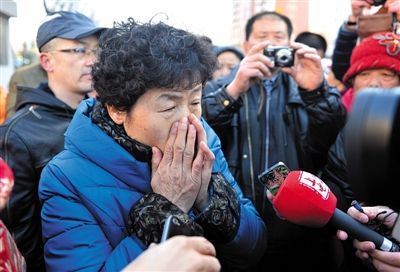 2月9日，呼格吉勒圖的母親尚愛云在旁聽趙志紅案后，接受媒體采訪時落淚。新華社記者 任軍川 攝
