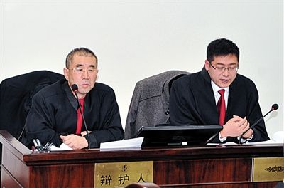 1月5日，呼市中院審理趙志紅案。律師謝飛（左）和張瑞軍（右）出庭為趙志紅辯護。