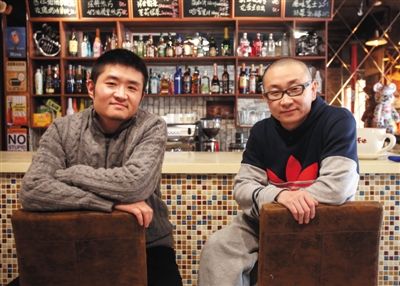 　14日，西安交通大學(xué)路66號(hào)公路咖啡館，苗阜（左）、王聲（右）兩位青年相聲演員今年將第一次登上春晚